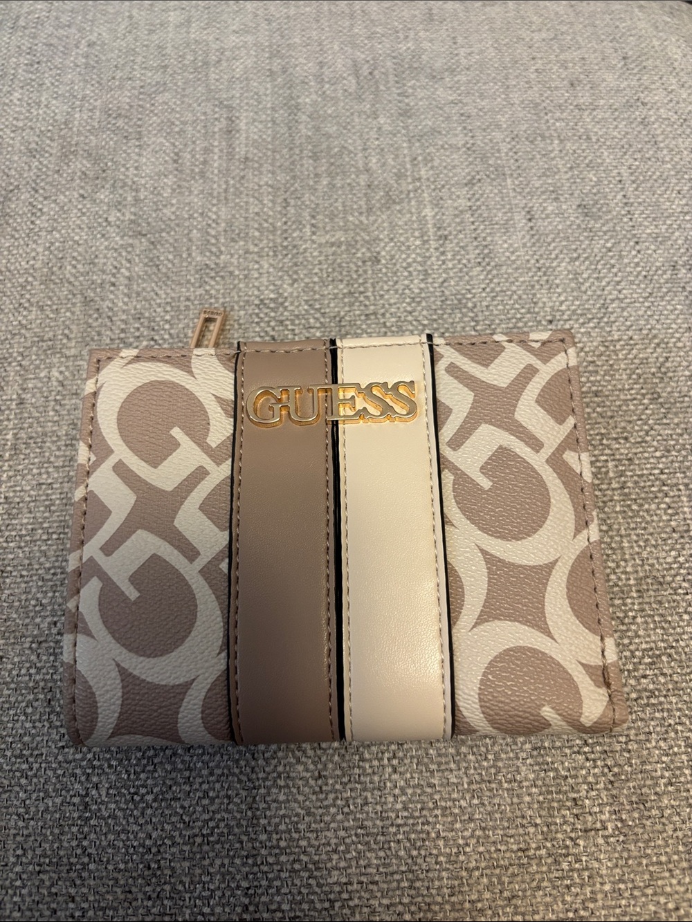 GUESS Factory Kyrie Logo ID Wallet